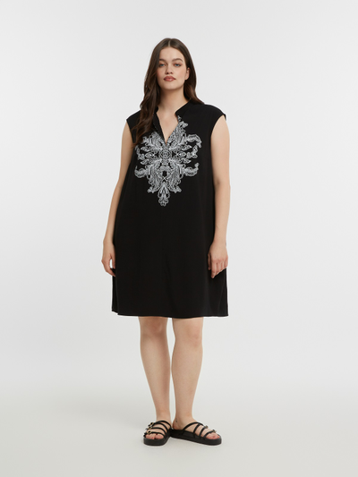 Платье черное с вышивкой