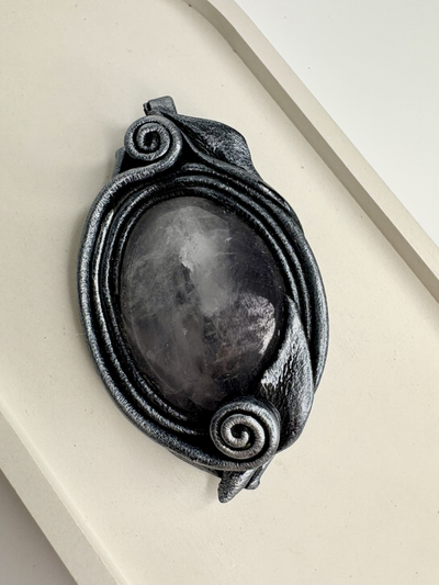 Броши из натуральных камней и кожи