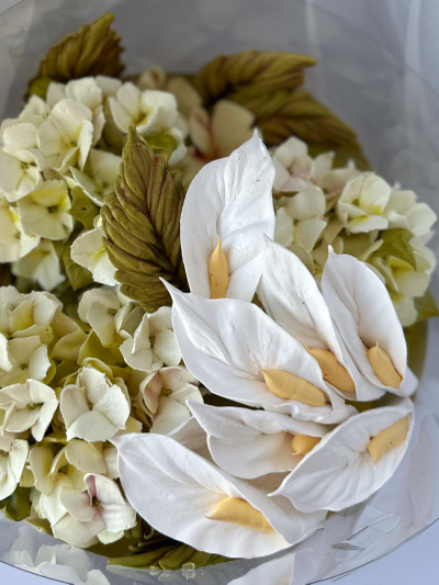 Шляпная коробка с каллами и гортензией из зефира