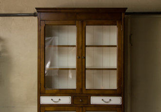 Библиотека открытая с тремя ящиками по центру.