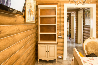 Витрина открытая с перекрестиями, на тумбе.