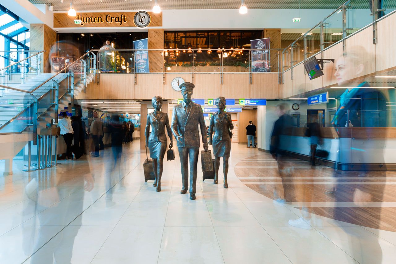 интерьер международного аэропрта Кишинева откуда клиенты службы такси https://taxi-md.online/ заказывают прямой трансфер в направлении Кривого Рога