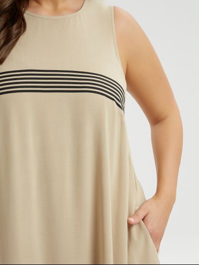 Летнее платье беж с эффектной черной отделкой