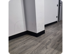 Плинтус ХДФ Dollken S100 100мм Х 2,575 м 1001/1144 Черный в интерьере 10