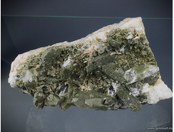 Горный хрусталь с включениями хлорита. Северная Осетия. 120*70*50мм