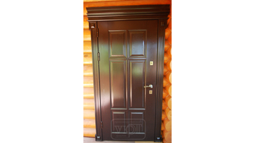 Коттеджная дверь с терморазрывом.
Внешняя сторона: массив сосны;
Внутренняя сторона: массив ясеня.