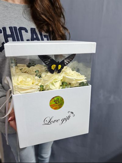 Букет роз в коробке с  бабочками №53
