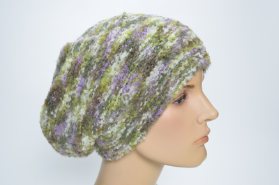 Зеленый вязаный берет для женщин за 50 лет