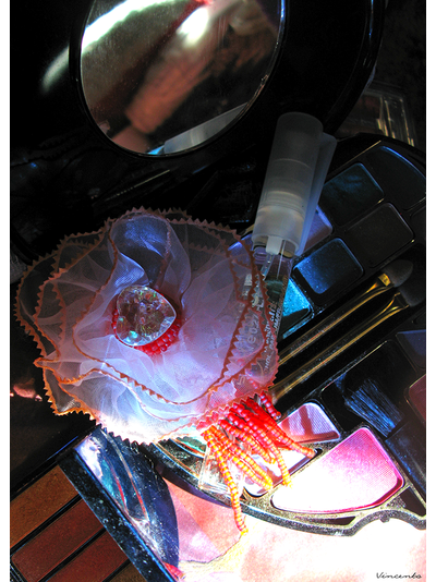 Брошь-цветок из органзы "Сердце в подарок"