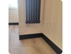 Плинтус алюминиевый ПЛ-80 Черный в интерьере 5