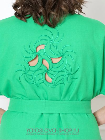 Летнее женское платье зеленого цвета с узором на спине