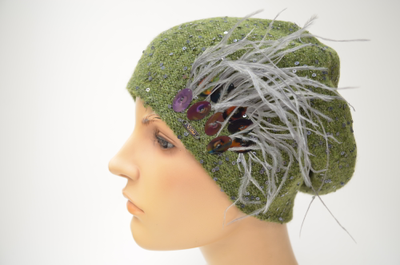 Женский берет с перьями