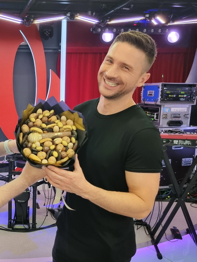 Букет "Золотой микрофон" из орехов и сухофруктов