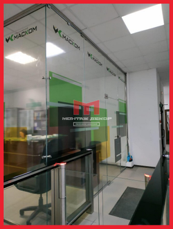 Брендирование зоны ресепшн прозрачной пленкой с печатью