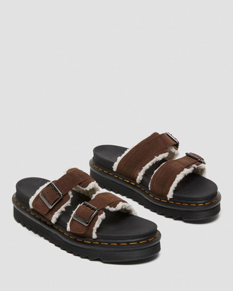 БОСОНОЖКИ DR. MARTENS MYLES SUEDE FUR-LINED BUCKLE SLIDE КОРИЧНЕВЫЙ