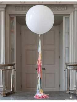 Шар гигант белый с нежной радужной гирляндой тассел