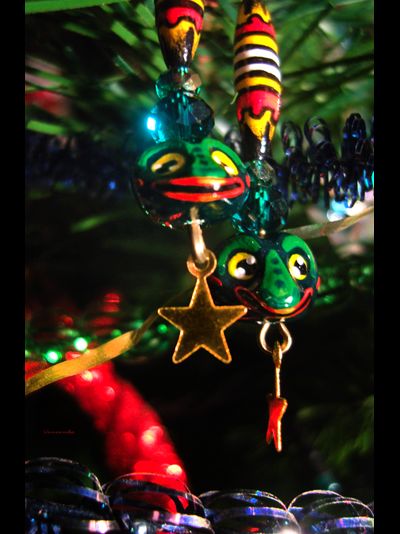 "Ква-ква-сказка", длинные серьги с лягушками и чешским стеклом