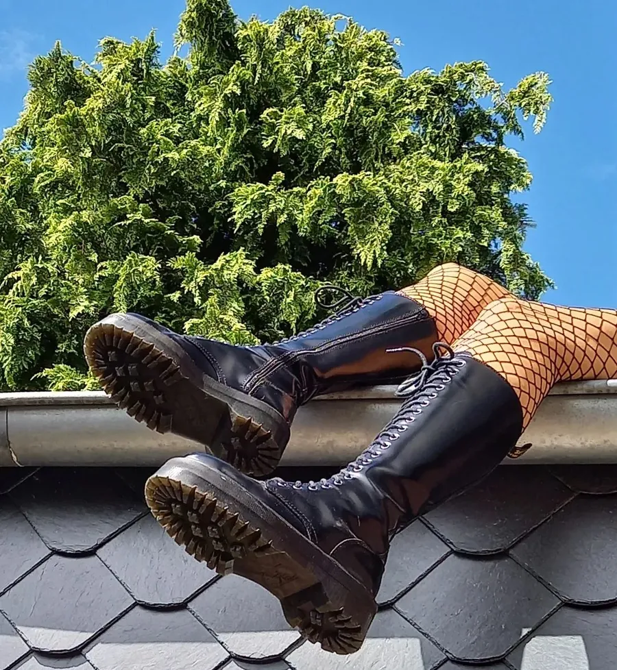 Заверши свой образ высокими черными ботинками DR. Martens из натуральной кожи. Представлены в размерах от 36 до 45. 