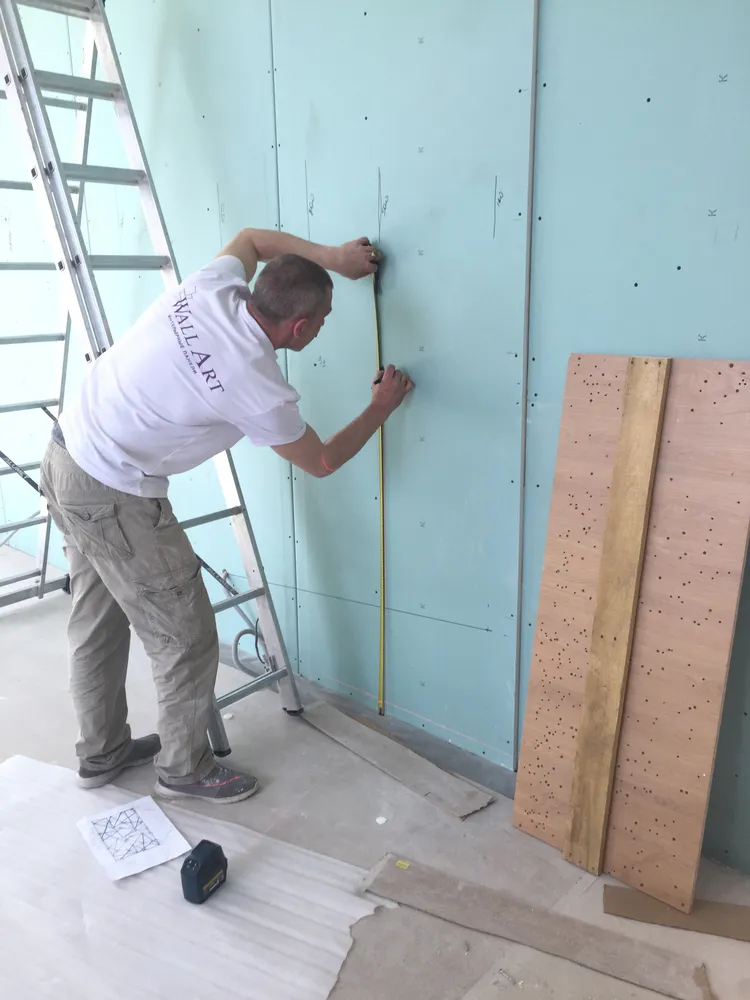 Начало работ и разметка на стене точек, где будут выводы под подсветку.