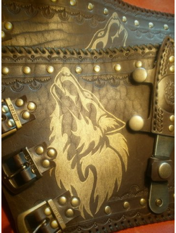 Наруч с ножом "Волк".