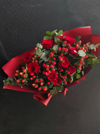 Букет из роз, гиперикума и эвкалипта. Красный букет, авторские букеты, цветы любимой, шикарный букет