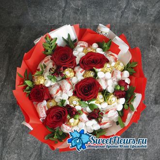 "Формула любви" - букет с конфетами Рафаэлло и цветами