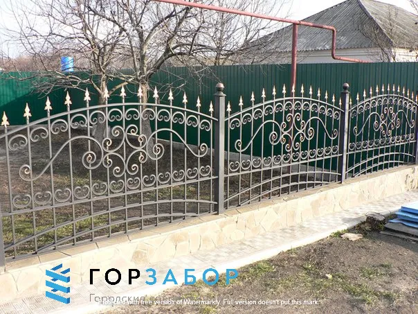 Кованый забор на монолитном фунндаменте