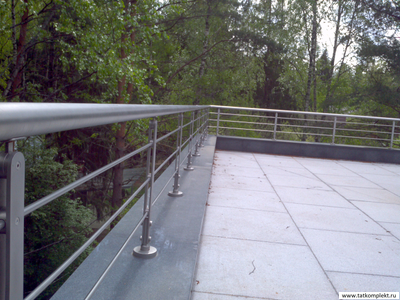 Ограждение парапета из нержавеющих пластин с (матовой) пескоструйной обработкой