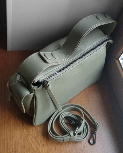 (АРТИКУЛ: 9859/1/8) СУМКА ЖЕНСКАЯ, НЕБОЛЬШАЯ, НАТУРАЛЬНАЯ КОЖА, БЛЕДНО-ЗЕЛЕНАЯ, С КАРМАНАМИ ПО БОКАМ, С ДВУМЯ ПЛЕЧЕВЫМИ РЕМНЯМИ