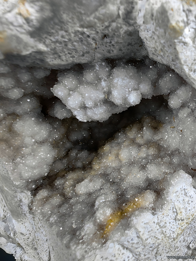 Агат, халцедон, горный хрусталь (разн. кварц). Россия.