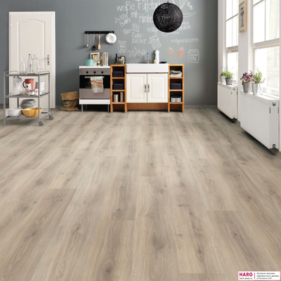 Декор ламината Haro Tritty 100 Gran Via Дуб Эмилия Вельвет Серый 538770 в интерьере гостиной