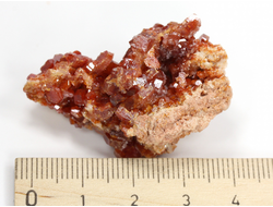 Ванадинит, кристаллы на породе, Марокко (41*30*25 мм, 34 г) №35884
