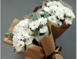 Букет из кустовых хризантем и эвкалипта "Выдумка"