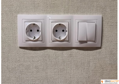 Установка тройных подрозетников в стене дачи Москва ИВАНМАСТЕР