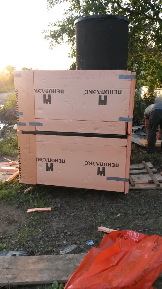 Наружное утепление металлического кессона для скважины