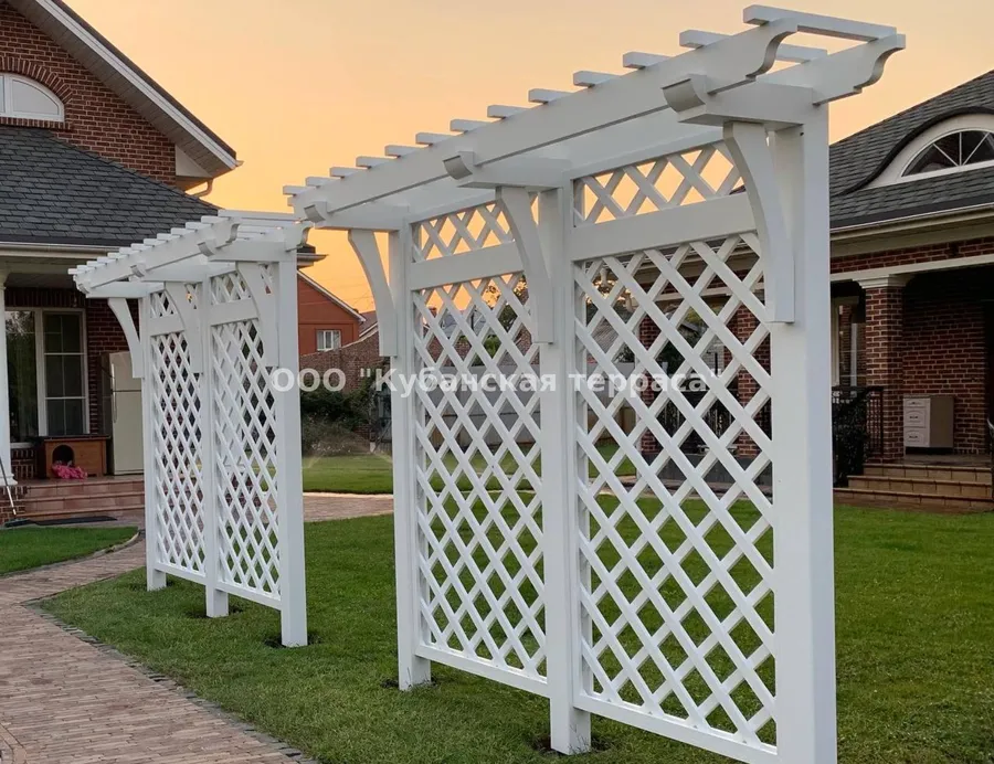 Деревянные перголы со шпалерами для цветов