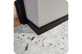 Изысканный декор: монтаж черного плинтуса Dollken Cubu Flex Life 80 - стильное дополнение к современному дизайну.