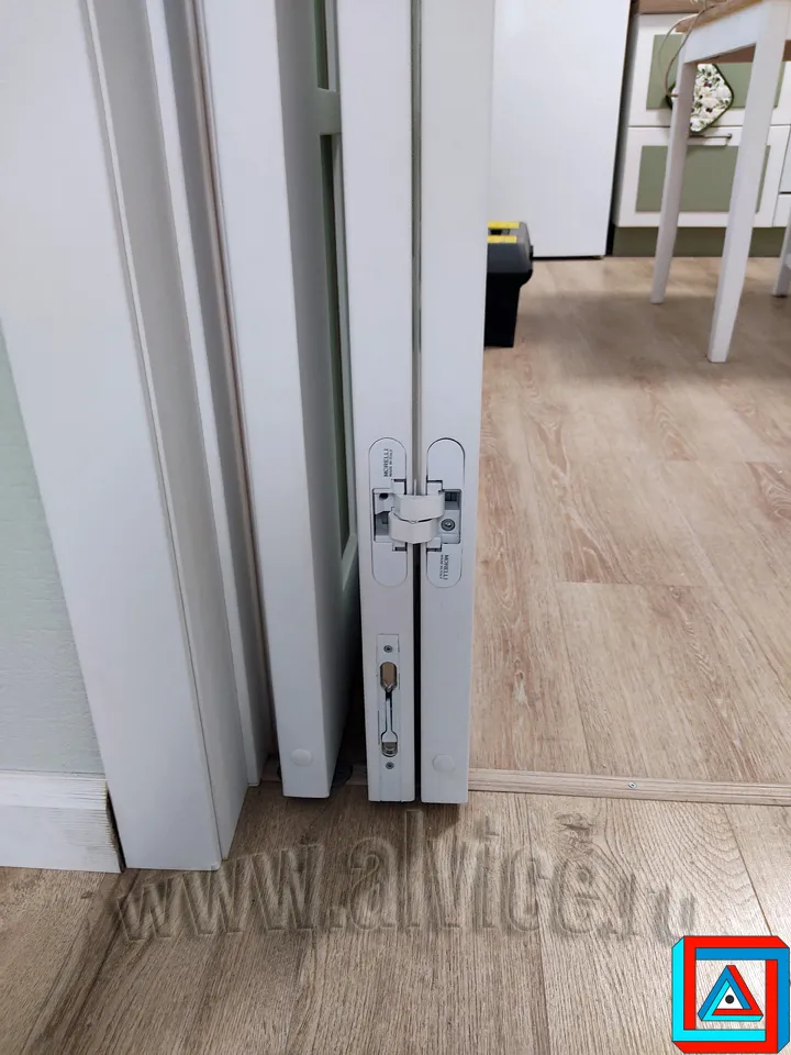 Торцевой упор для фиксации складных створок 