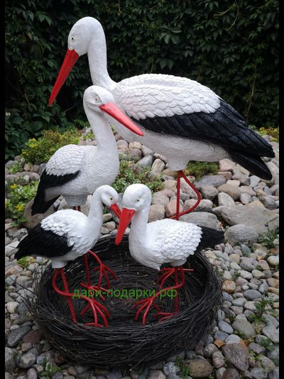 Аисты в гнезде Большая семья (Аист-70см, Аист-72см, Аист-80см, Аист-115см) Аист - является символом новой жизни. Согласно русским народным поверьям, аист - птица, счастье в Ваш дом. Также аист покровительствует рождению детей.