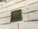Декор-изразец к плитке под кирпич Kamastone Сказочные животные и цветы 3091, серо-зеленый с золотом