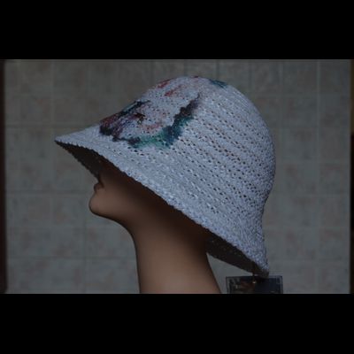 Шляпа с рисунком из коллекции женских головных уборов с рисунками