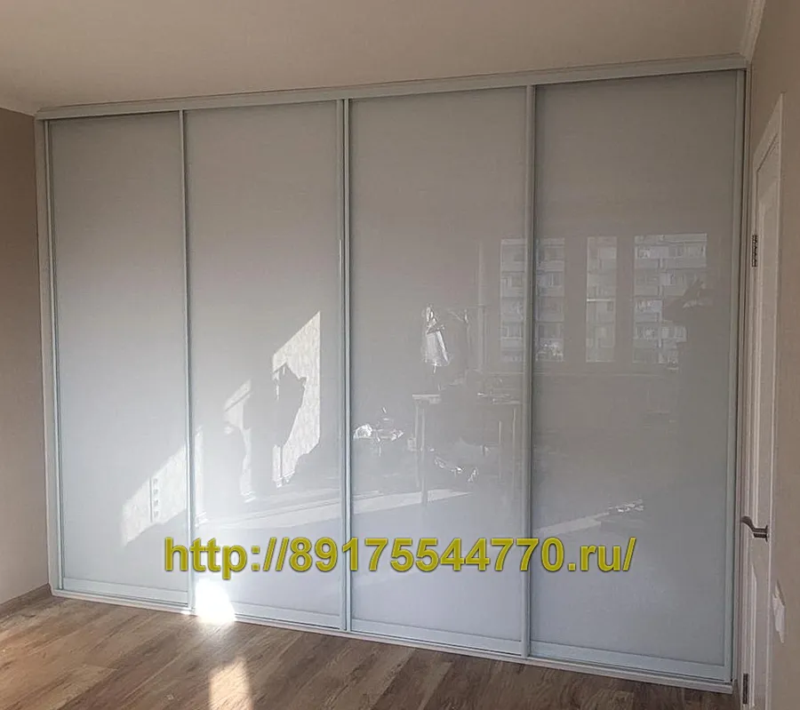050 Встроенный шкаф-купе. Двери со вставками стекла  Лакобель Lacobel  9003 (ультра белый). 
