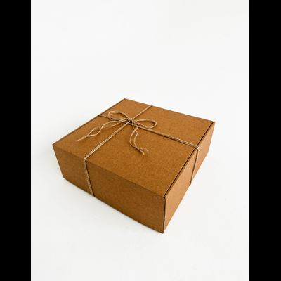 Большая подарочная коробка GILEV 37х37х14см с наполнителем и веревкой