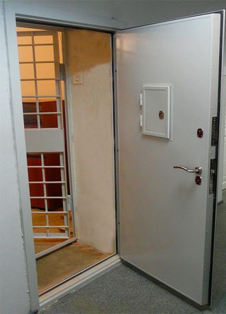 Кассовая дверь с выдвижным лотком в оружейную комнату, кассовые двери в самаре от производителя