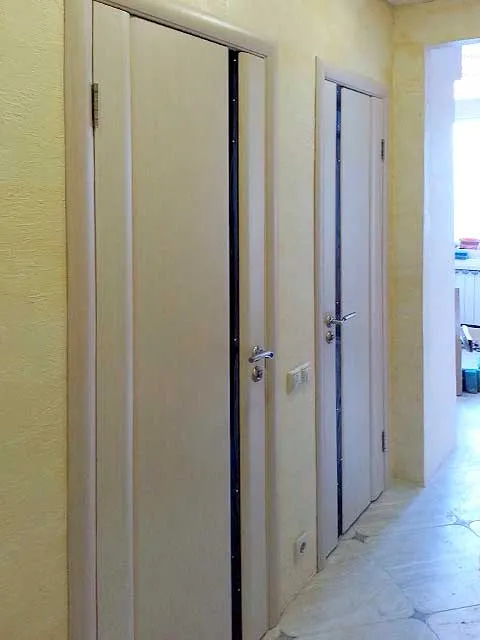 Белая дверь с черным стеклом для сантехнических комнат