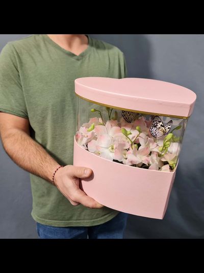 Нежный букет с орхидеями и бабочкой №114