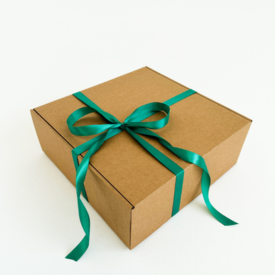 Подарочная коробка GILEV 32x32x12см (3 штуки) с наполнителем и зеленой лентой