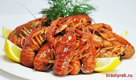 Вареные раки с укропом и лимоном