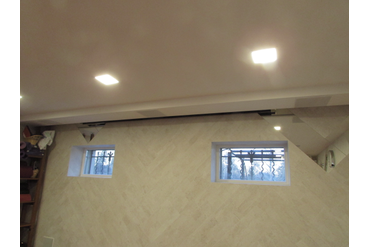 Электрический экран скрыт в нише