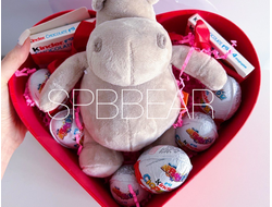 Подарочная коробка Киндер сюрприз и бегемот Мотя средняя